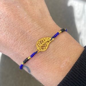 Gorgeous leaf charm skinny bracelet